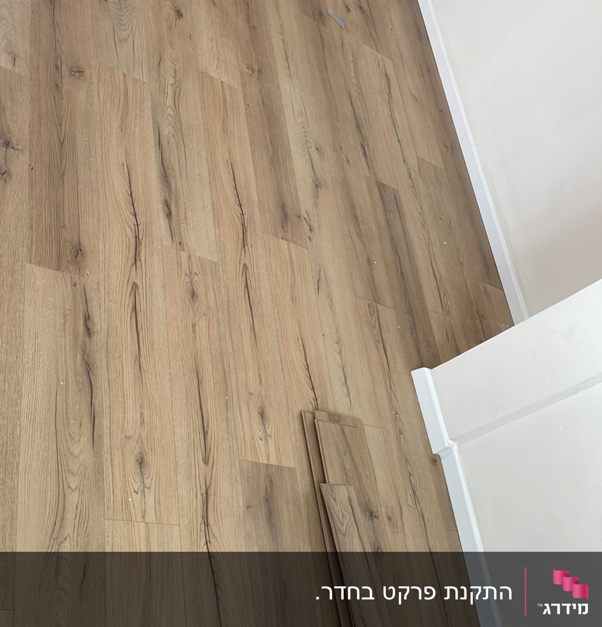 רצפת פרקט עץ בהירה עם לוחות נוספים בצד